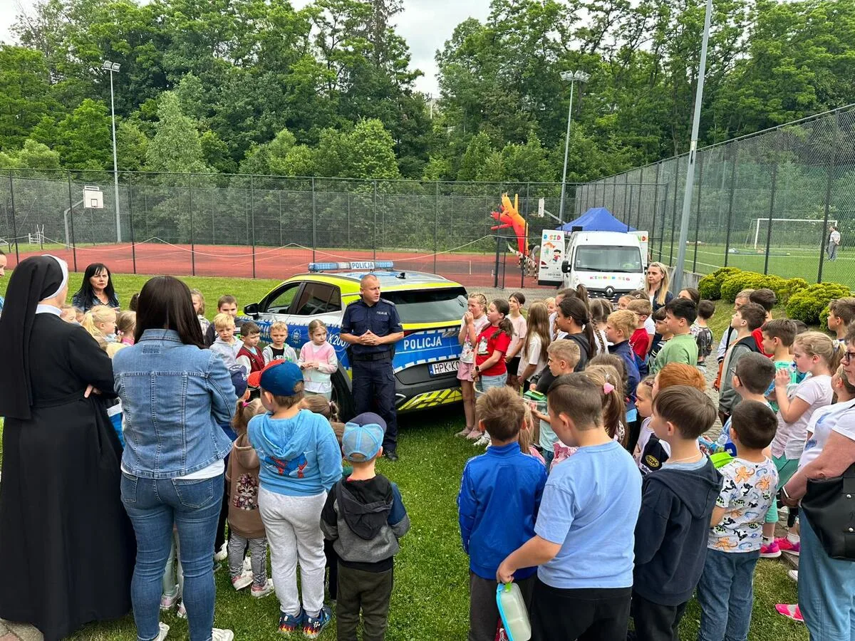 Dzielnicowi edukują dzieci o bezpieczeństwie podczas wakacji