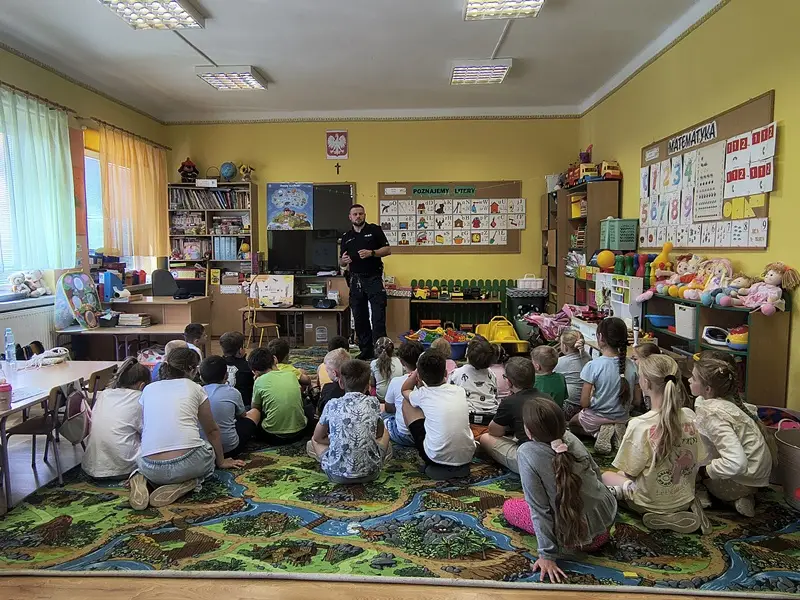 Spotkania z dziećmi na temat bezpieczeństwa wakacyjnego w Dukli i Jedliczu